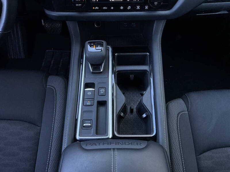 2025 Nissan Pathfinder SV