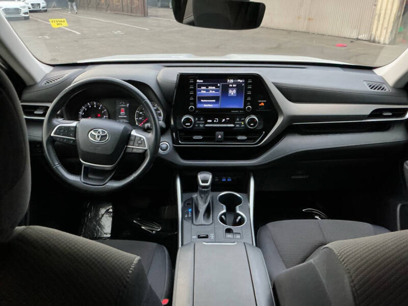 2022 Toyota Highlander LE