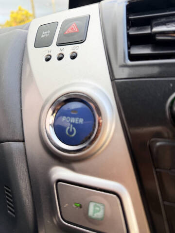 2014 Toyota Prius v Five