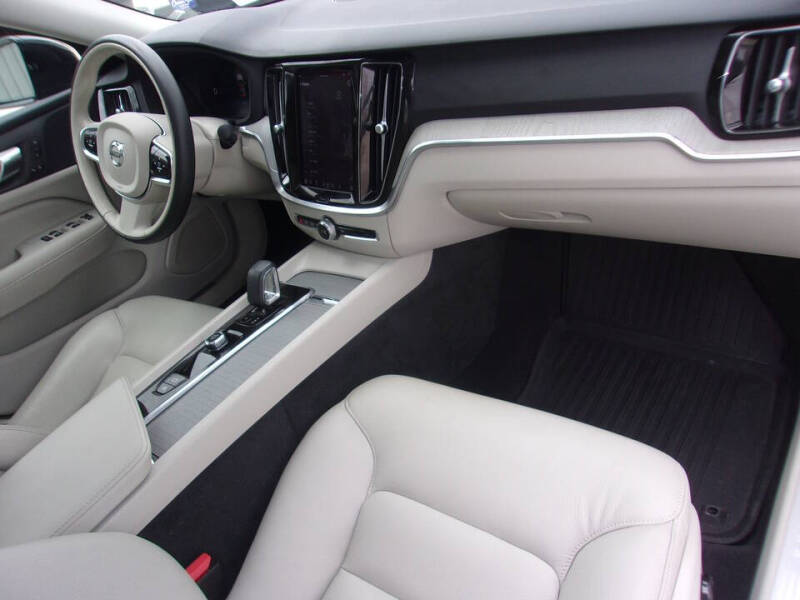 2024 Volvo S60 B5 Plus Dark Theme