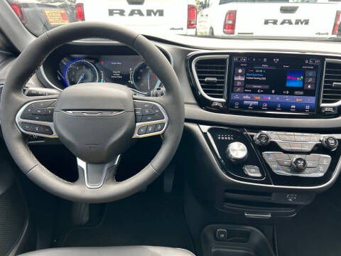 2027 Chrysler Pacifica LX