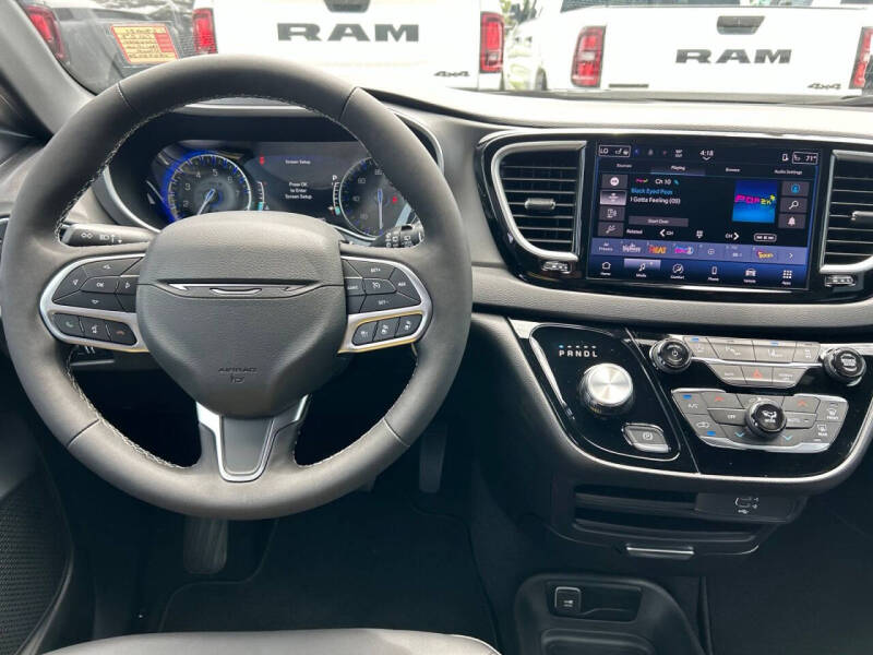 2027 Chrysler Pacifica LX