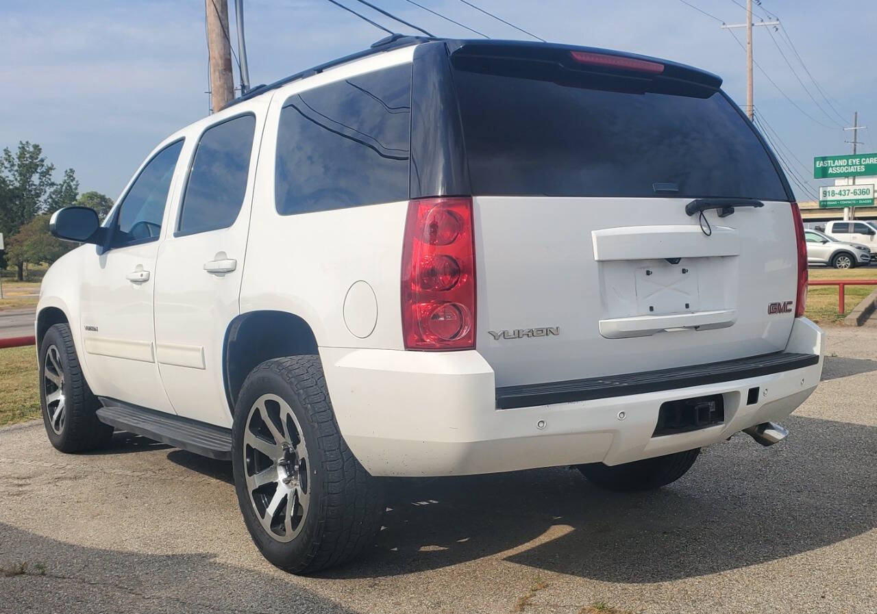 2013 GMC Yukon for sale at DURANGO AUTO CENTER LLC in Tulsa, OK