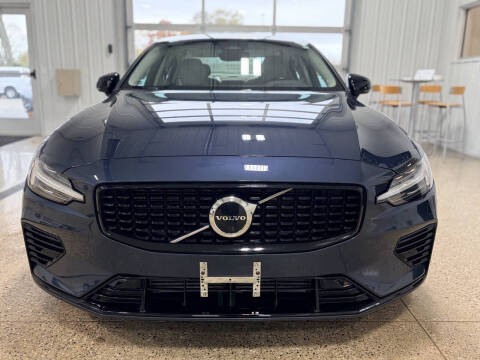 2024 Volvo S60 Recharge T8 Core Dark Theme