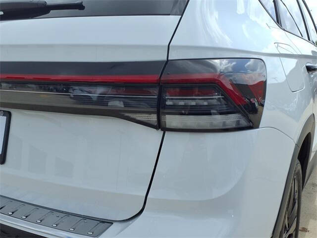 2025 Volkswagen Taos SE Black