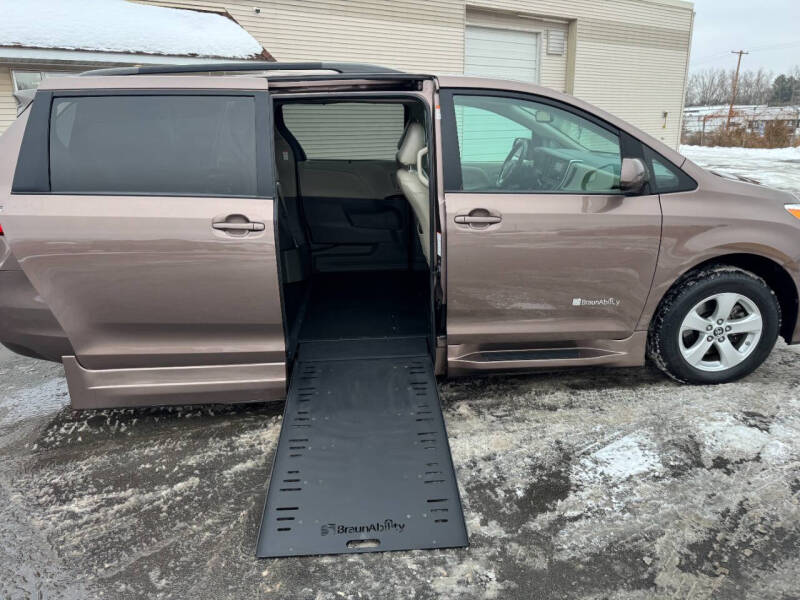 2018 Toyota Sienna LE Mobility 7-Passenger
