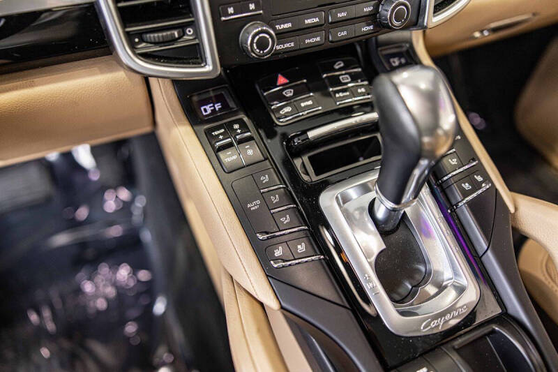 2017 Porsche Cayenne Platinum Edition