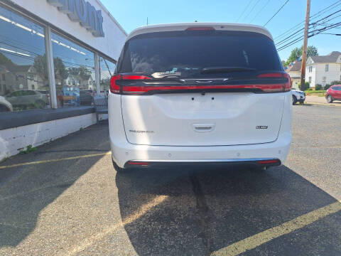 2027 Chrysler Pacifica Select