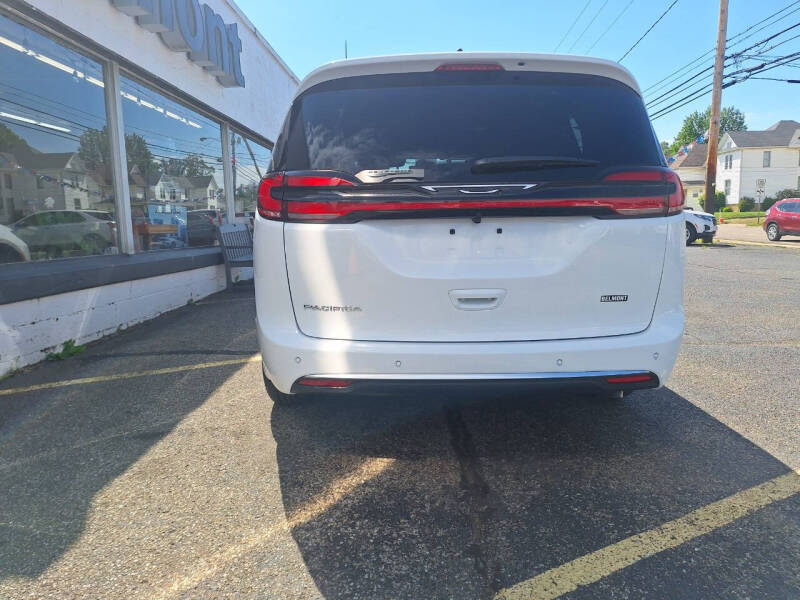 2027 Chrysler Pacifica Select