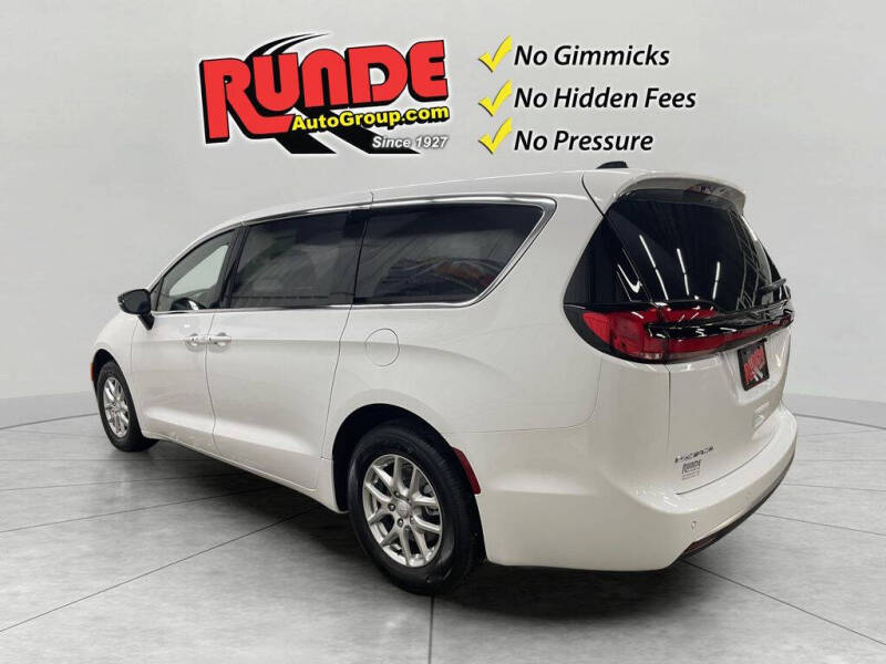 2027 Chrysler Pacifica Select
