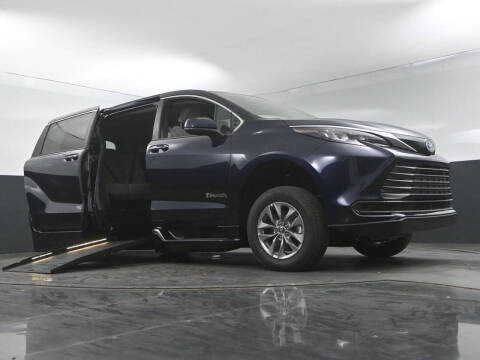 2025 Toyota Sienna LE 8-Passenger