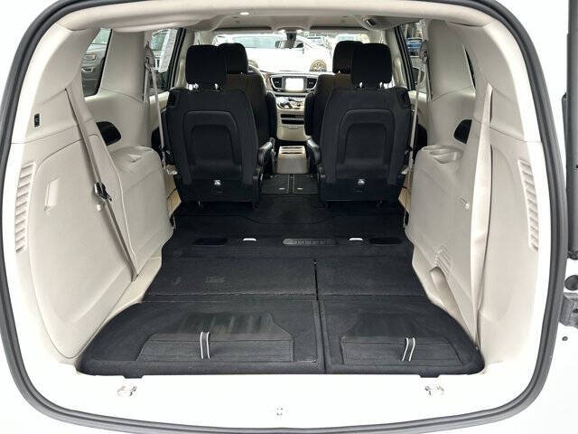 2022 Chrysler Voyager LX