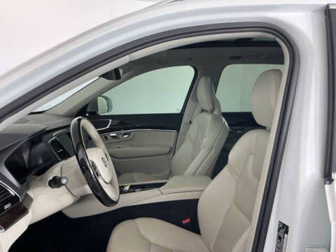 2017 Volvo XC90 T6 Momentum