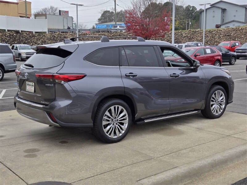 2023 Toyota Highlander Hybrid Platinum