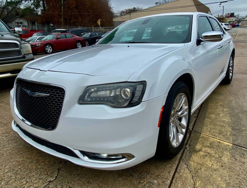 2017 Chrysler 300 C photo 3