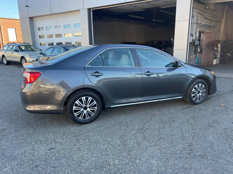 2014 Toyota Camry LE photo 11