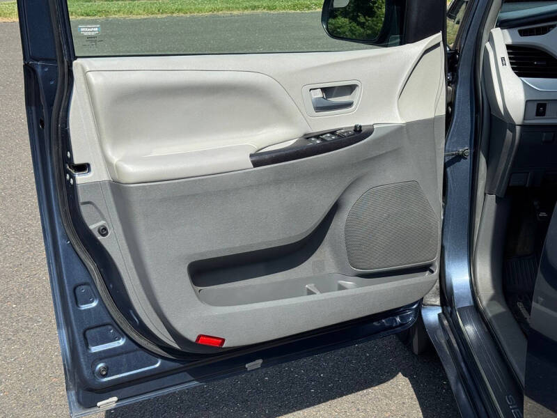 2017 Toyota Sienna LE 7-Passenger