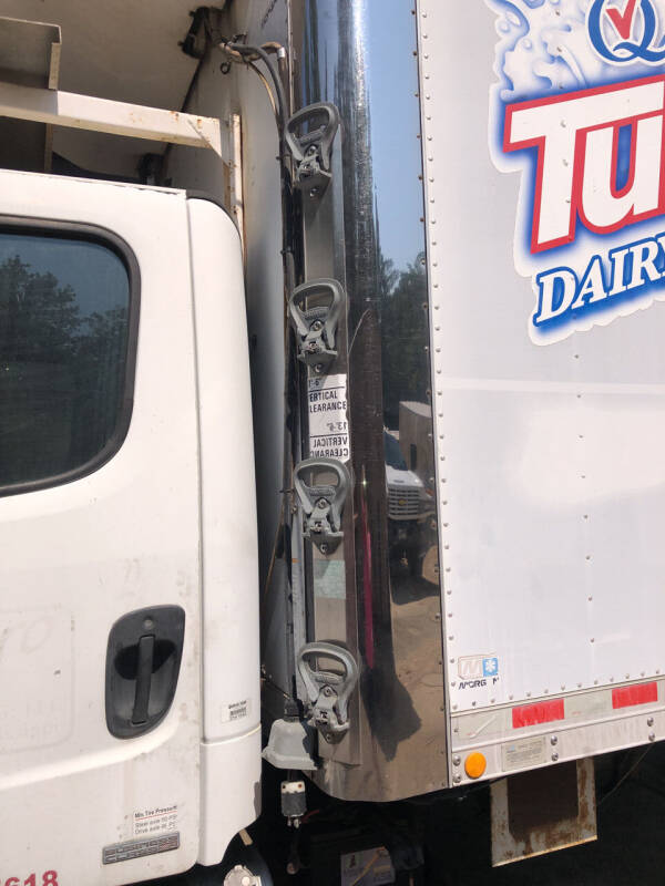 2005 Freightliner M2 106