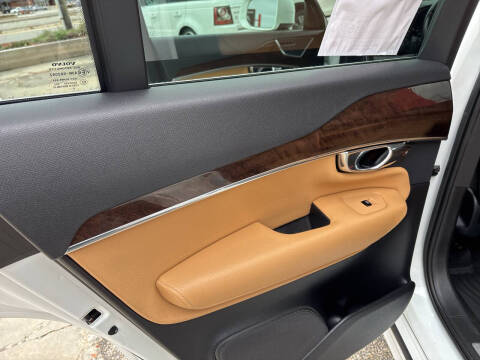 2016 Volvo XC90 T6 Momentum