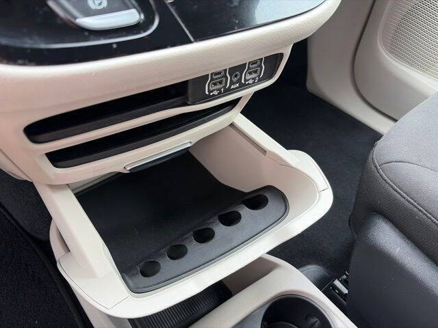 2022 Chrysler Voyager LX