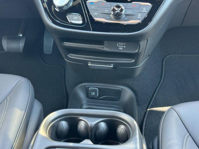 2027 Chrysler Pacifica Select