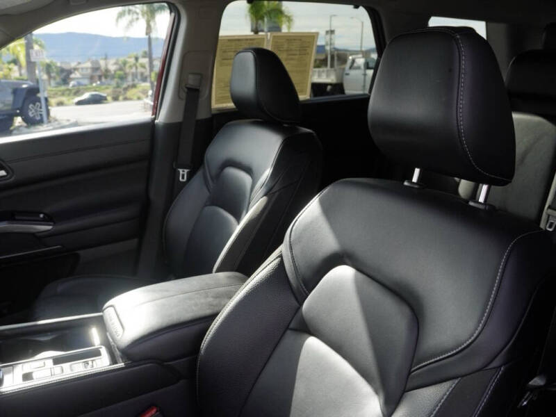 2024 Nissan Pathfinder SL