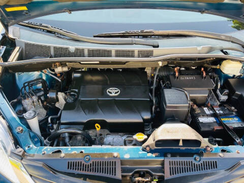 2011 Toyota Sienna LE 7-Passenger Auto Access Seat