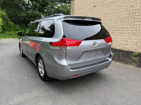2013 Toyota Sienna LE 8-Passenger