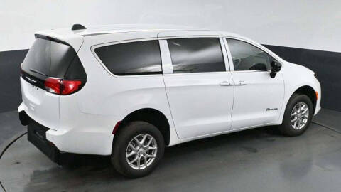 2025 Chrysler Voyager LX