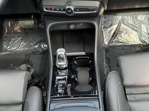 2025 Volvo XC40 B5 Plus Dark Theme