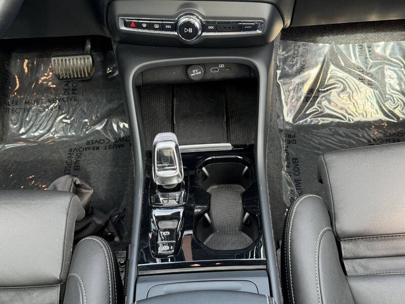 2025 Volvo XC40 B5 Plus Dark Theme