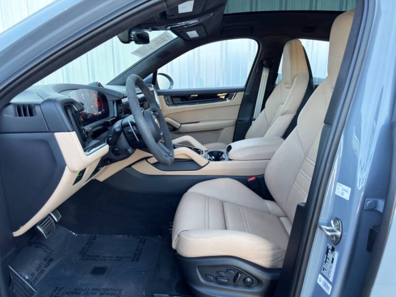 2024 Porsche Cayenne Turbo E-Hybrid Coupe