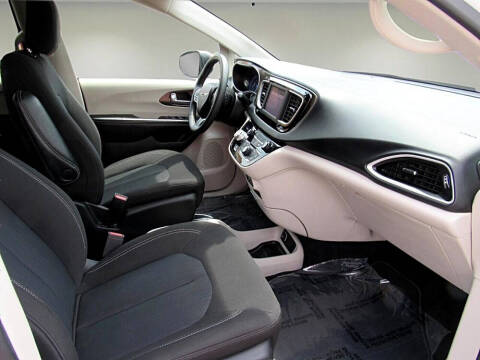 2022 Chrysler Voyager LX