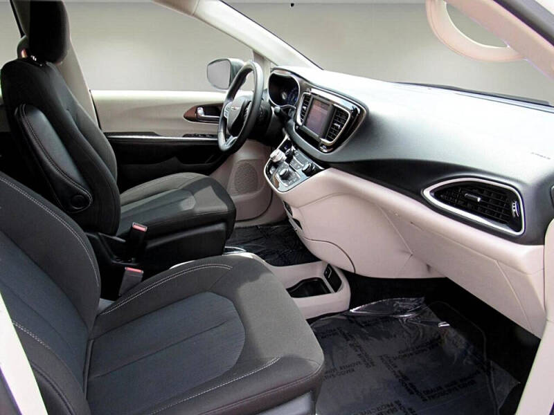 2022 Chrysler Voyager LX