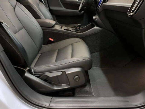 2025 Volvo XC40 B5 Core Bright Theme