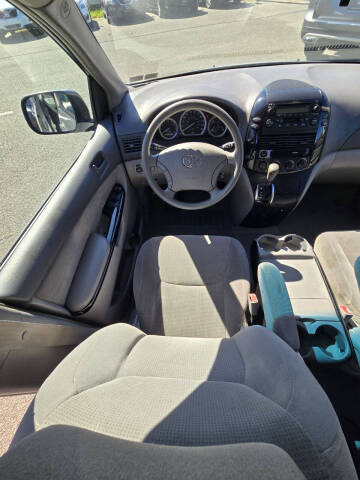 2004 Toyota Sienna LE 8 Passenger