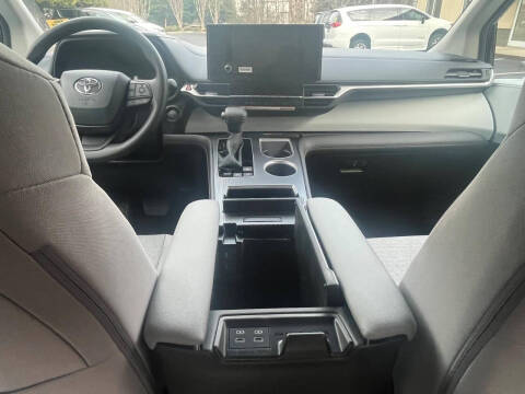 2026 Toyota Sienna LE 8-Passenger