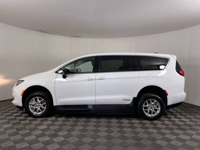 2024 Chrysler Voyager LX