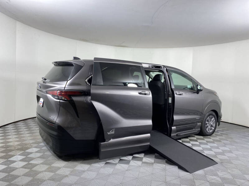 2021 Toyota Sienna XLE photo 3