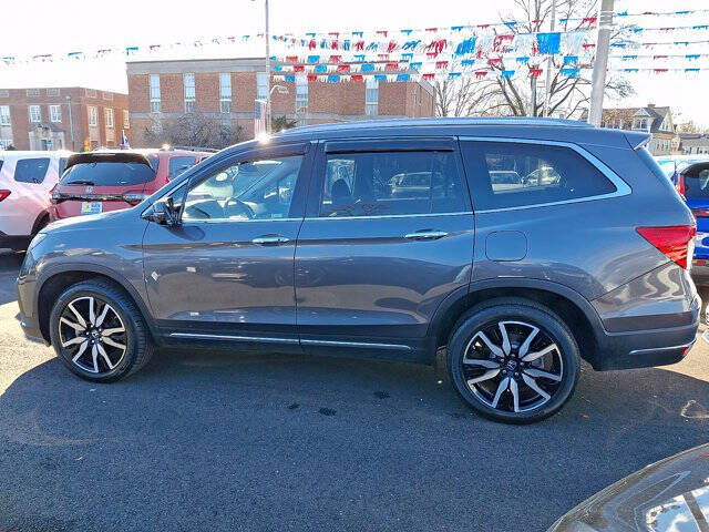 2022 Honda Pilot Touring w/Rear Captain's Chairs