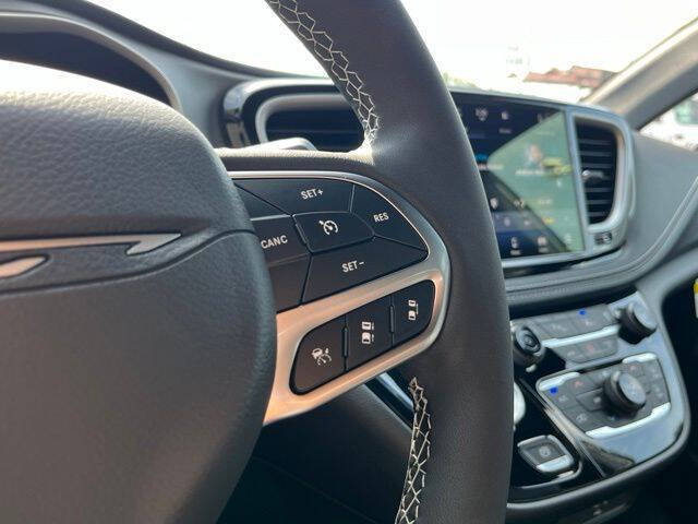2027 Chrysler Pacifica Select