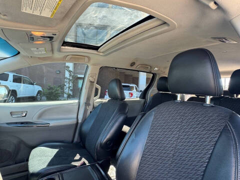 2013 Toyota Sienna SE 8-Passenger