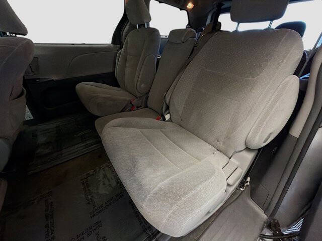2017 Toyota Sienna LE 7-Passenger Auto Access Seat