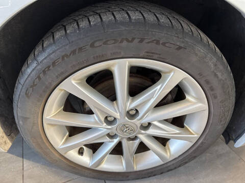 2014 Toyota Prius v Five