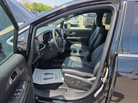 2027 Chrysler Pacifica Select