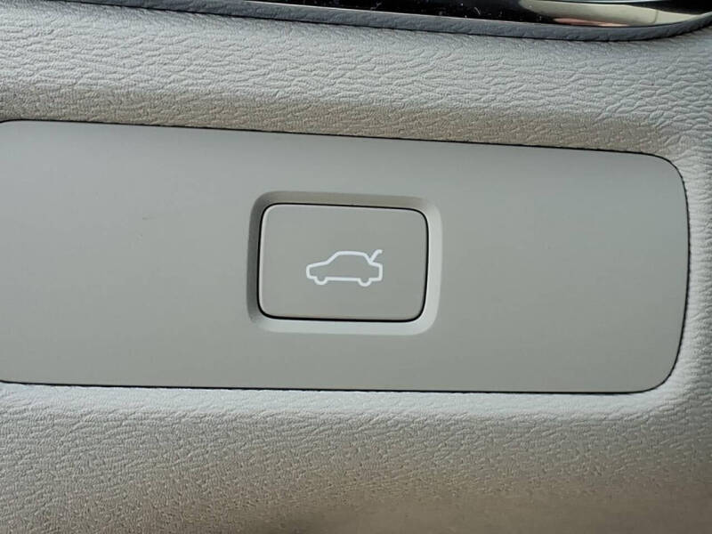 2023 Volvo XC60 B6 Ultimate Dark Theme