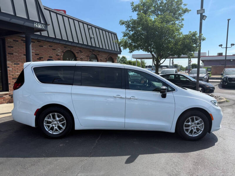 2025 Chrysler Pacifica Select