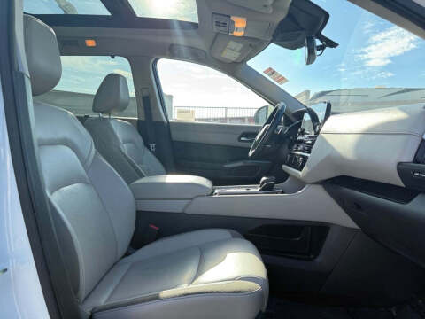 2022 Nissan Pathfinder SL