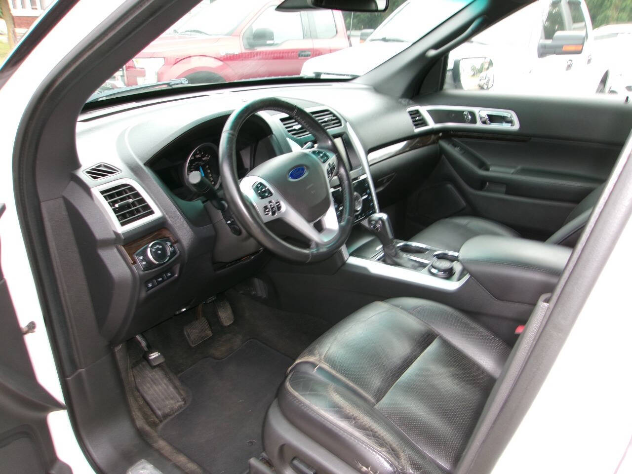 View vehicle photo 5