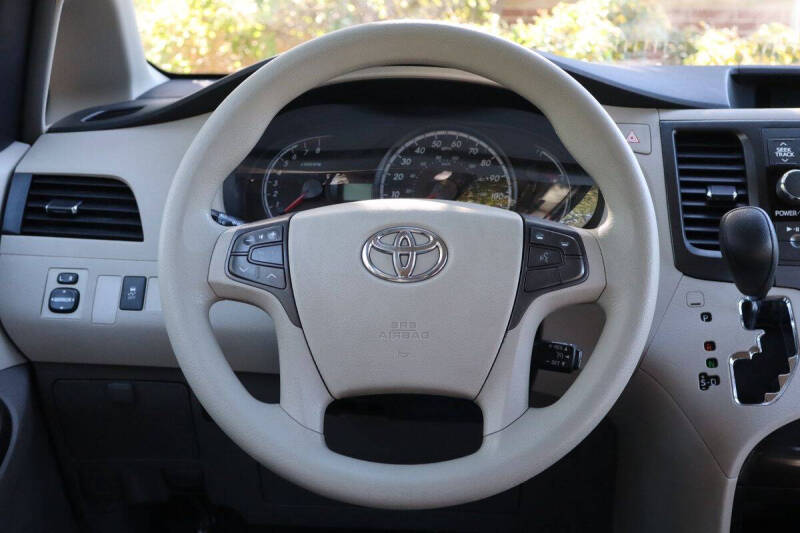 2011 Toyota Sienna LE 7-Passenger Auto Access Seat